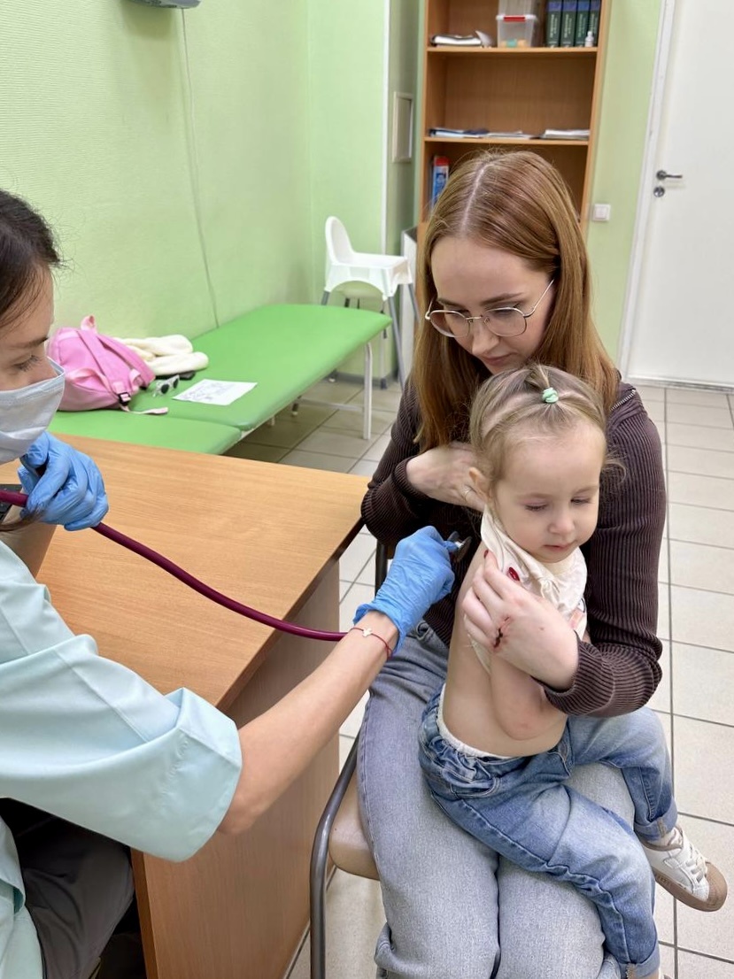 Я удивляют, как Ева спокойно ведет себя у врачей!