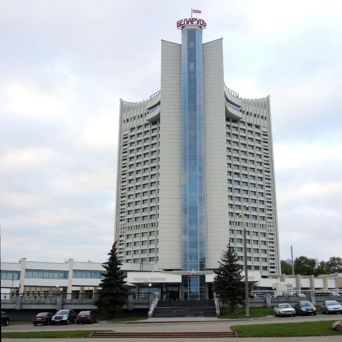 Заплатить на ресепшн денежку и лифт поднимет на смотровую площадку 