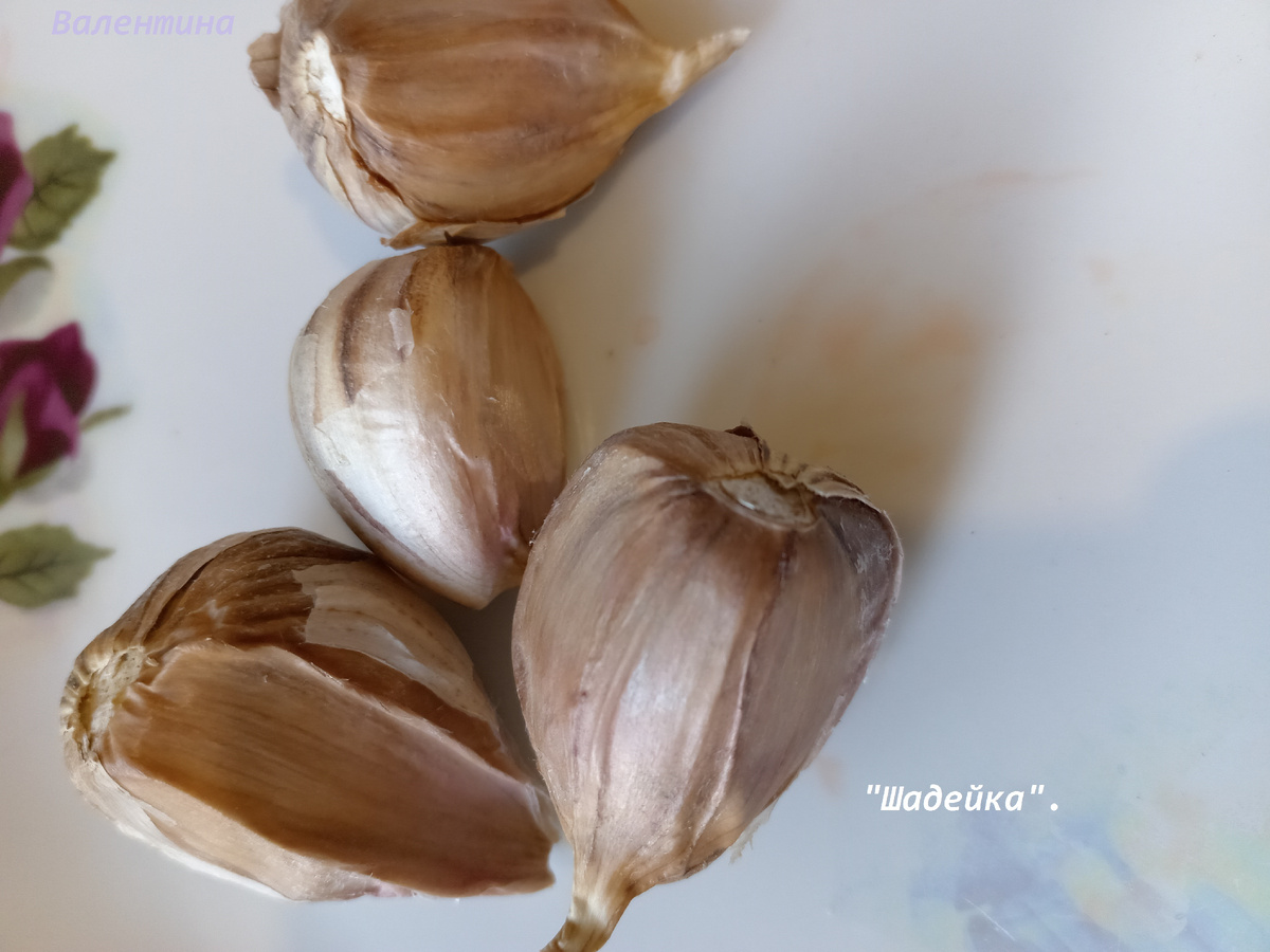 Бежевый цвет и у зубков сорта. С перечным острым вкусом.