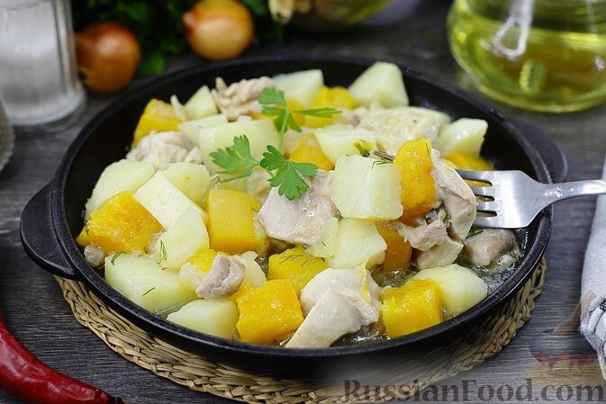 куриные бедра, тыква, картофель, лук репчатый, масло растительное, соль, перец чёрный молотый, вода, зелень