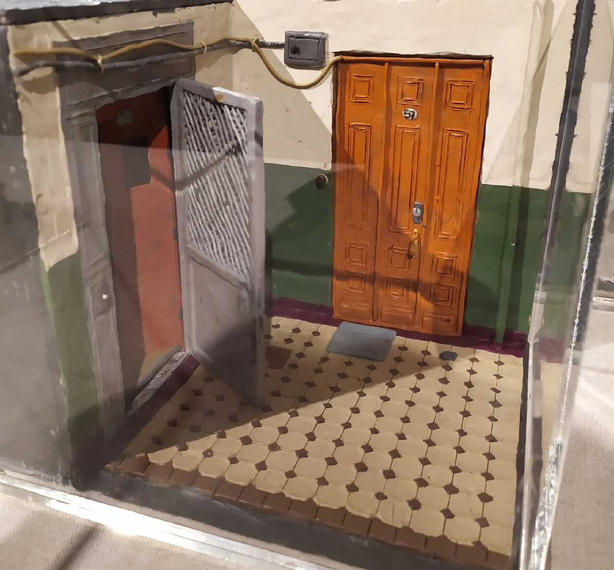 У двери в лифт