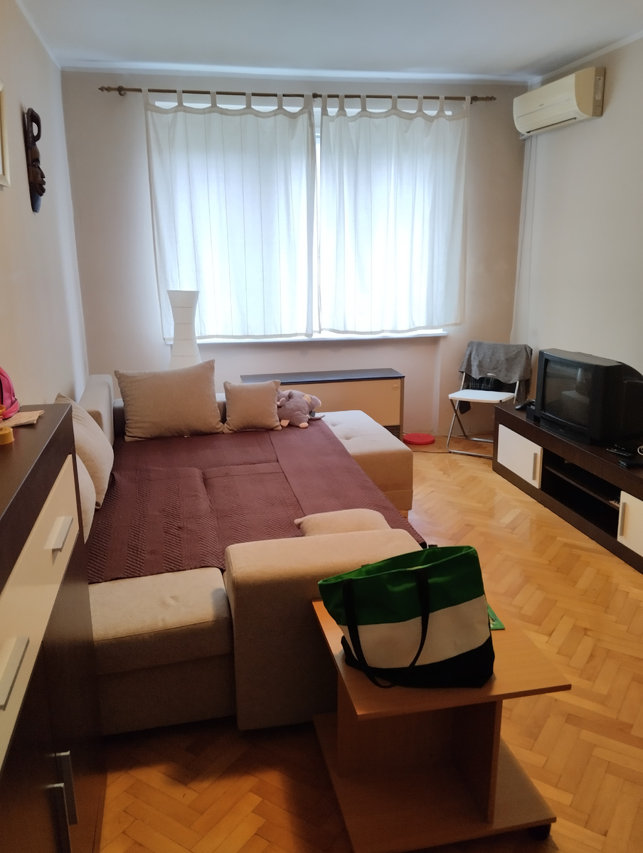 Гостиная. И коричневый пледик. Узнаёте?