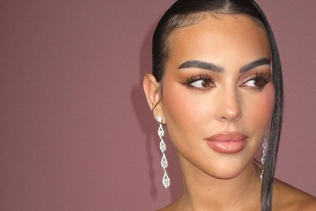     Жена Роналду показала роскошные формы, полностью раздевшись перед камерой: ее не узнать