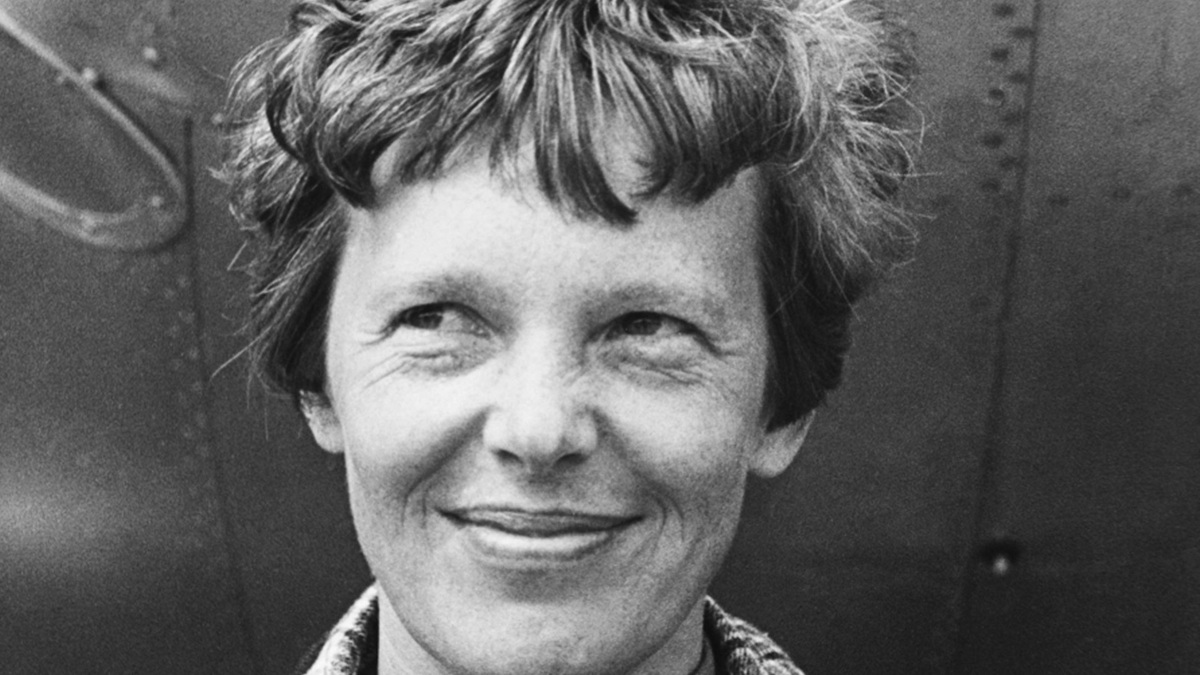 Амели эрхарт. Самолёт амелии эрхарт. Амели эрхарт. Первая женщина пилот перелетевшая атлантический океан. Amelia mary earhart.