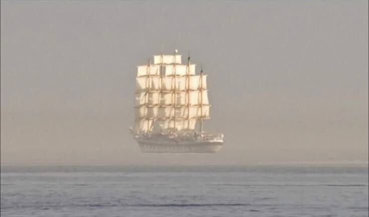 Фата-Моргана (итал. Fata Morgana) - Корабли висит над водой.