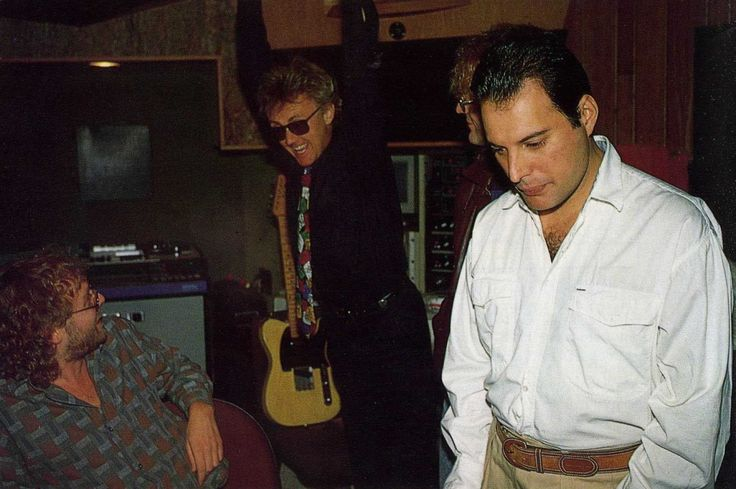 Слева направо: звукорежиссёр Рейнхольд Мак, барабанщик Роджер Тейлор и Фредди Меркьюри в студии. За спиной у Меркьюри, кажется, притаился клавишник Дэвид Ричардс, но могу ошибаться. Кто в курсе, поправьте в комментариях!