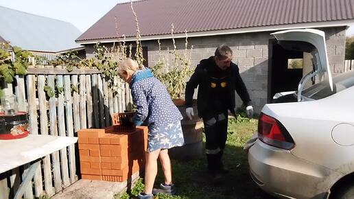 Муж сделал покупку. Помогаю разгружать. Блины завела.