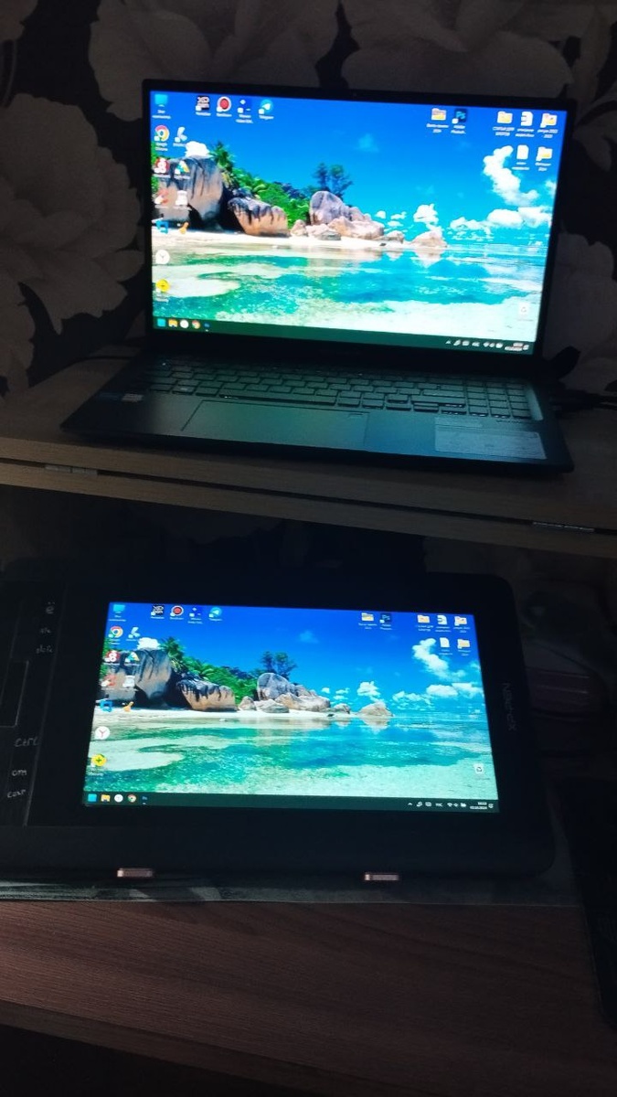 Для сравнения хотела показать монитор и графический планшет, но на фото они почти одинаковые. Видимо телефон слегка перевирает цвета.