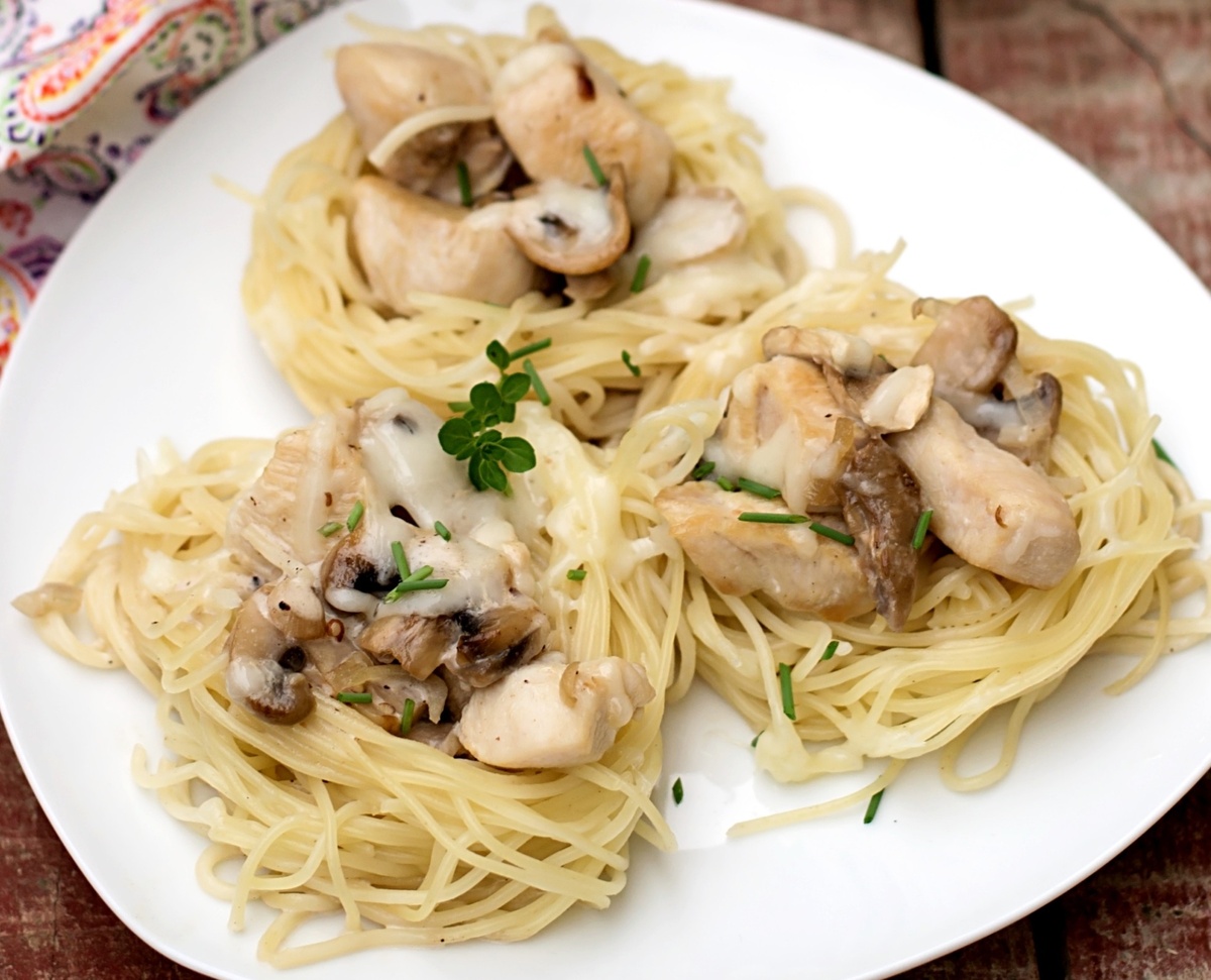 Макароны гнёзда с фаршем в духовке. Макароны гнезда. Макароны гнездами с куриной грудкой. Гнёзда из макарон рецепты. Гнездышки с курицей и грибами.