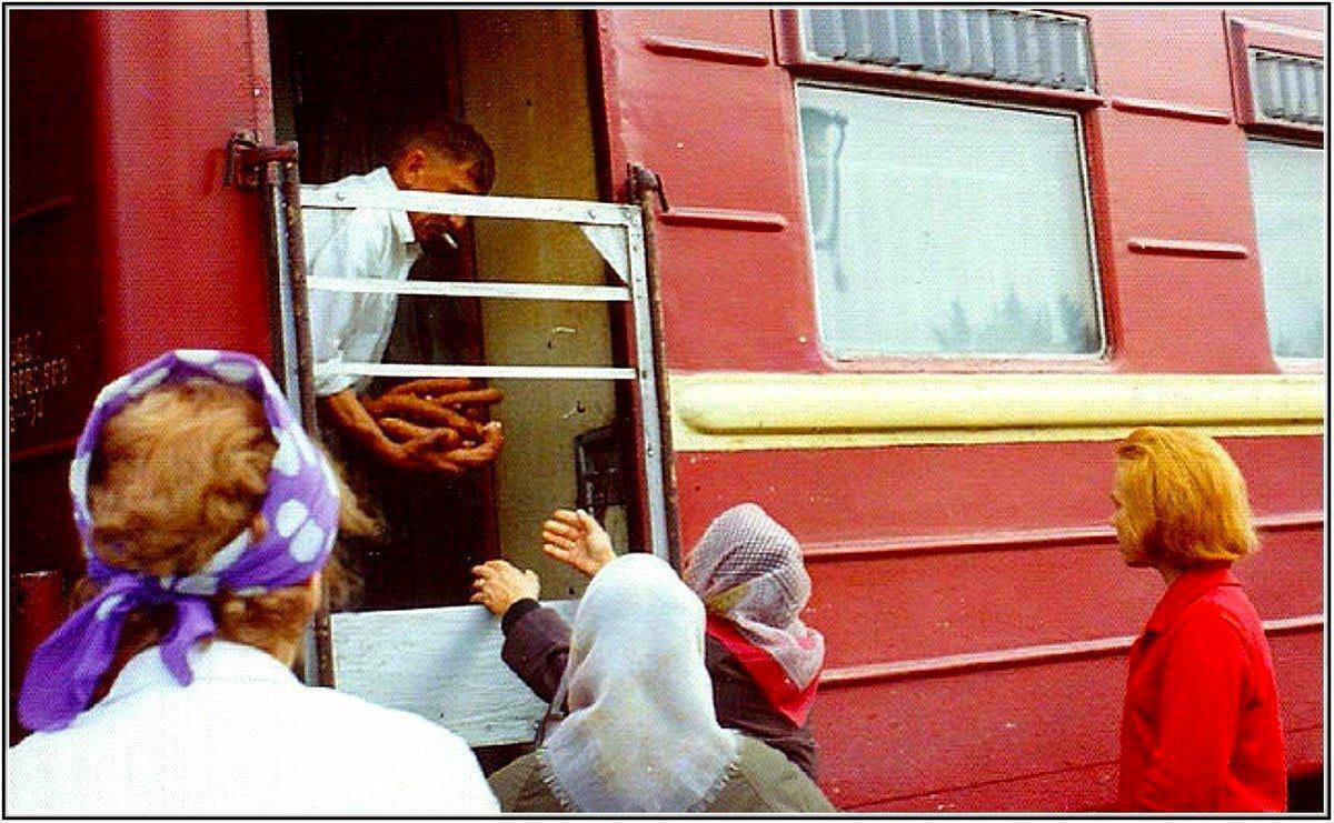 Торговля из вагона ресторана. Взято из свободного доступа 