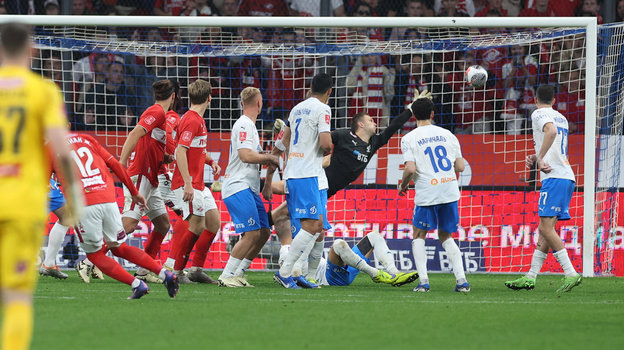    Виллиан Жозе (№12) забивает решающий гол в ворота «Динамо».Александр Федоров