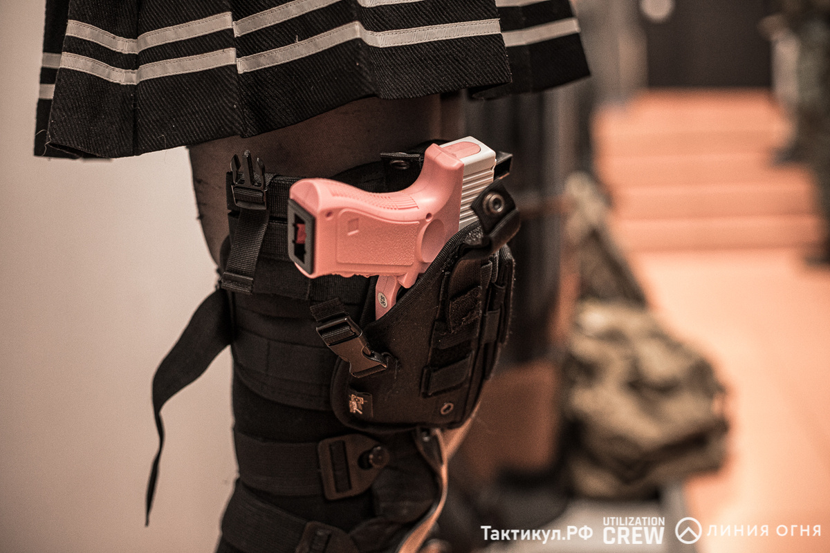 Розовый Glock в кобуре у ниитовца (Загуглите N.E.E.T).