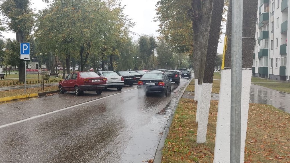 Парковка на улице Советской в Ивацевичах Сергей Белевич  📷
