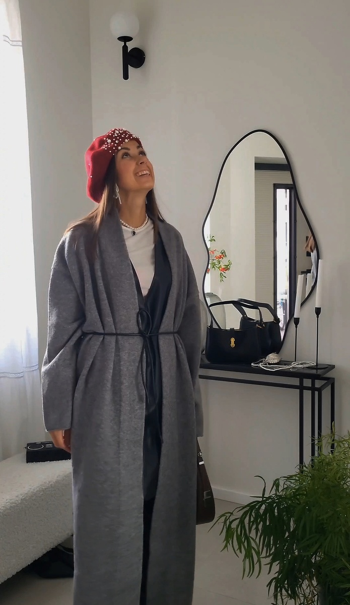 Главный акцент - на красном берете с жемчугом и сапогах на маленьком и удобном каблуке