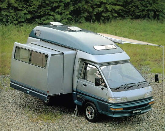 Toyota Lite Ace Camp Mate, именно "Camp Mate" можно перевести как "Друг для путешествий" или "Компаньон по палаточному лагерю" 