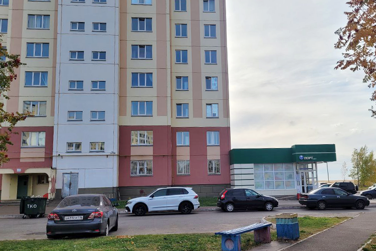    Дом №8 на улице Гайнуллина в последнее время получил дурную славу в Нижнекамске. Он соседствует с общежитием квартирного типа для мигрантов.   
Фото: Ксения Баринова