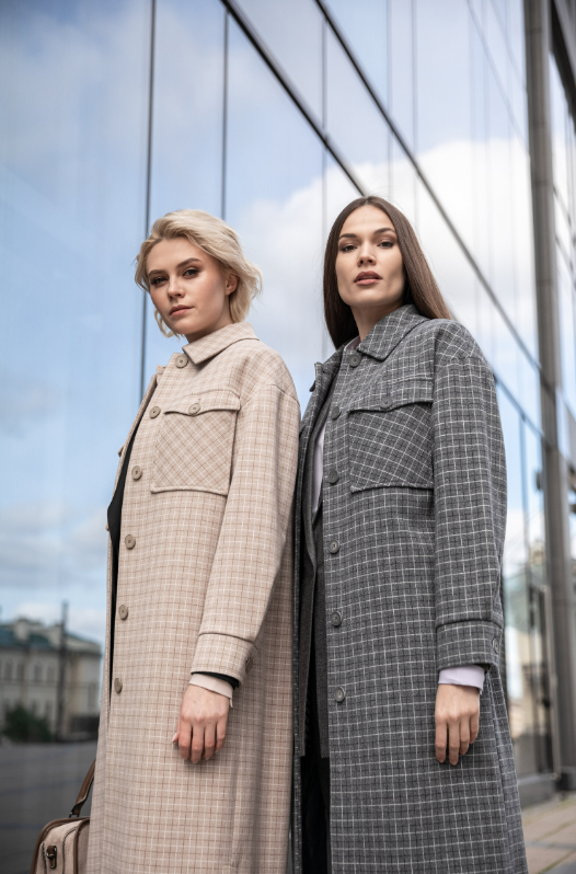 1. Выбрать правильную вешалку. Любое пальто, даже то, которое Вы надеваете каждый день, лучше размещать на вешалке-плечиках, а не крючке. Важно, чтобы размер плечиков соответствовал ширине плеч пальто, а материал был прочным. 
2. Не хранить в карманах пальто объемных и тяжелых вещей. Под тяжестью мелочей, которые мы часто кладем в карманы, ткань деформируется, и вид изделия портится.

3. Правильно чистить пальто. Единственно верным решением будет – соблюдение рекомендаций, указанных на ярлыке. Если допускается только сухая чистка, лучше не прибегать к самостоятельным экспериментам.

4. Правильно сушить пальто после дождя или снега. Первым делом стряхните с изделия капли, когда окажетесь в помещении. Поместите влажное пальто на плечики, тщательно расправив, оставьте сохнуть там, где хорошая циркуляция воздуха. Если пальто сильно промокло сначала подсушите его на ровной горизонтальной поверхности, а уже после этого повесьте на плечики.

5. Правильно хранить пальто в межсезонье. Убирая вещь на хранение, проверьте карманы, организуйте чистку изделия. Чистое пальто застегните на все пуговицы, поместите в специальный кофр и храните на плечиках соответствующего размера.

За стильными пальто приглашаем в фирменные салоны и интернет-магазин BUSINESS LINE!