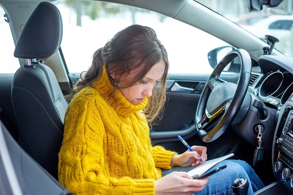 Найти человека по номеру машины непросто, но возможно. Источник: Shutterstock📷
