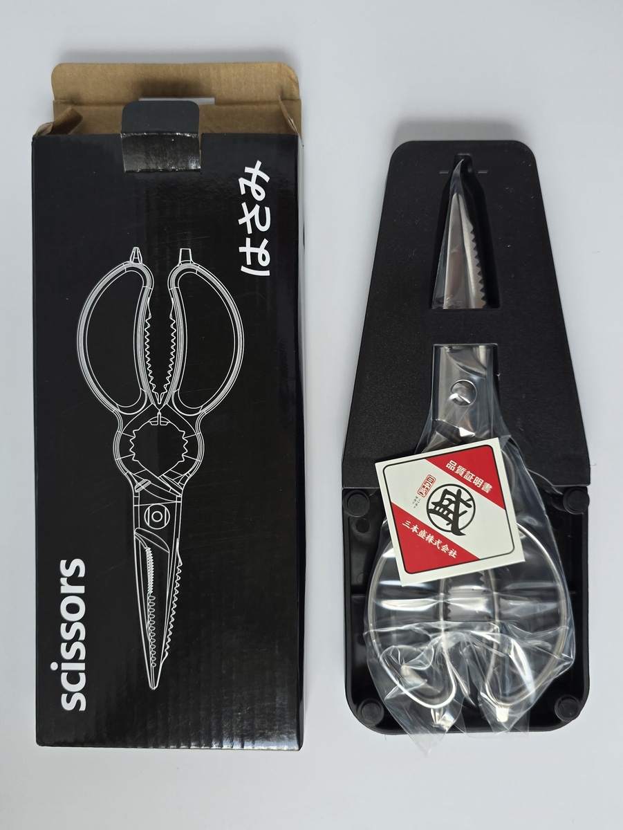 Ножницы Mitsumoto Sakari поставляются в комплекте с подставкой