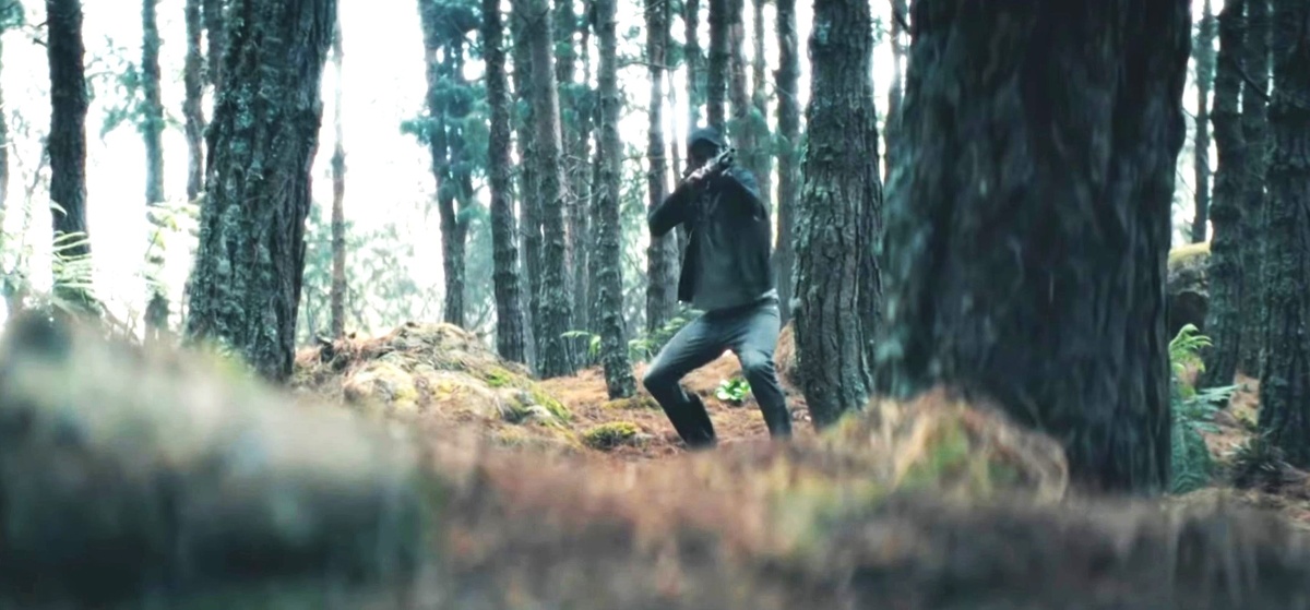 Скриншот из триллера "Змеиная топь" ("Quicksand").