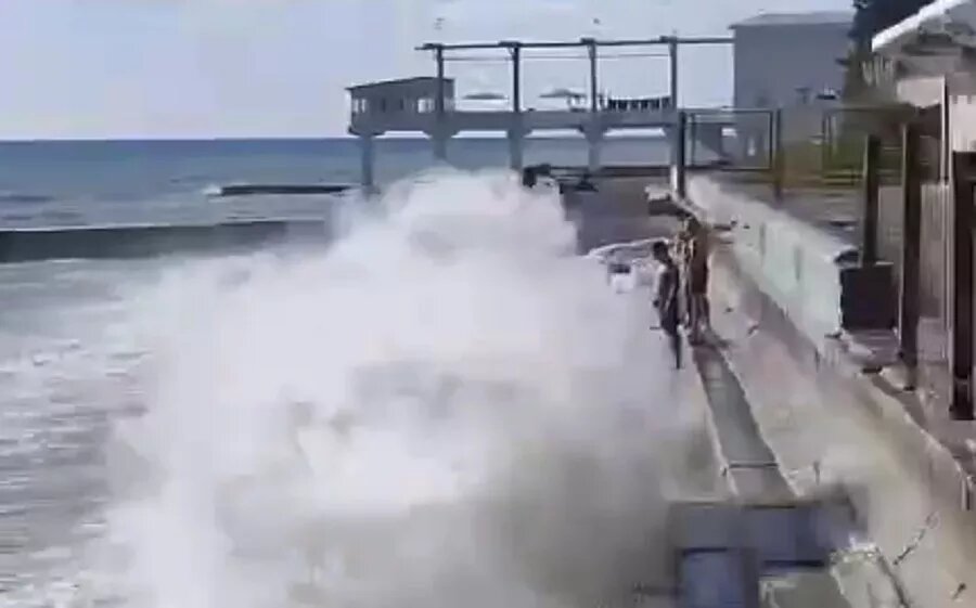 Туристы ждут волну в Сочи