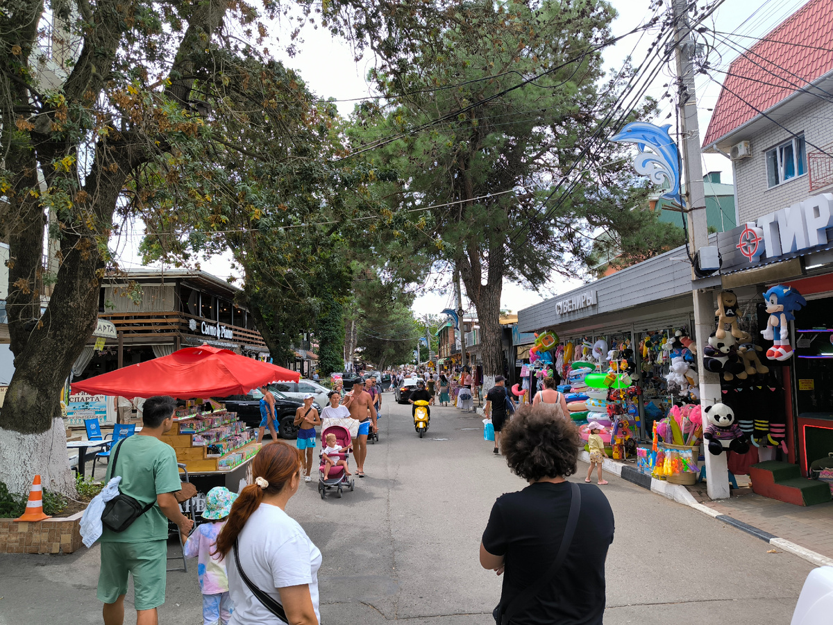 Переполненные улочки, пляж и кемпинг Дивноморского