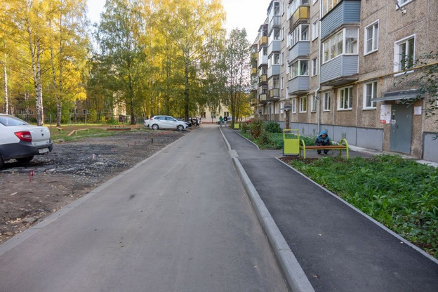    Кировские депутаты разрезали красную ленту в отремонтированном дворе
