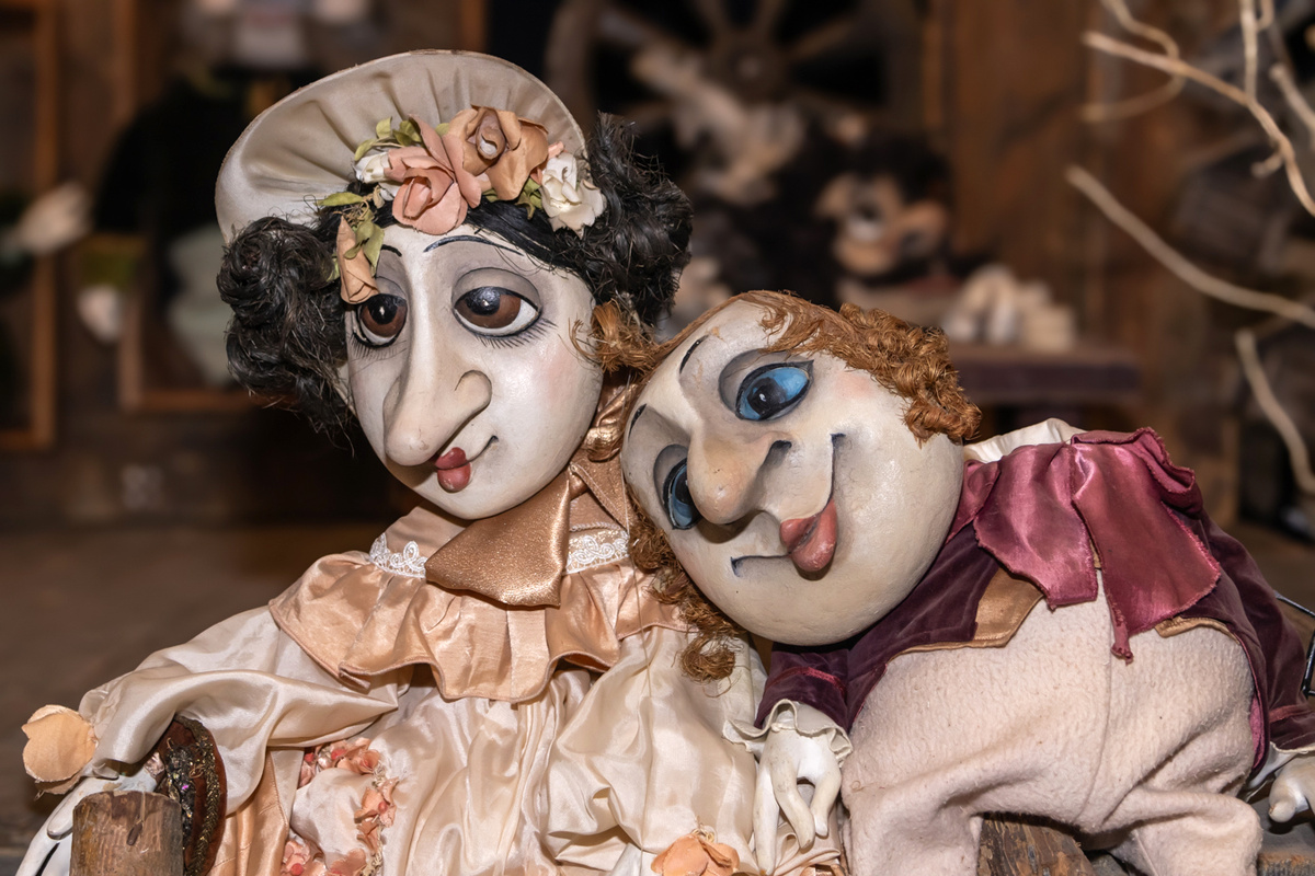 Чичиков продолжает жить в музее в окружении свох родных персонажей