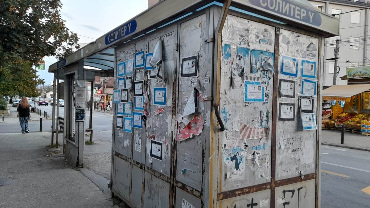 «Умрлице» на остановке общественного транспорта.