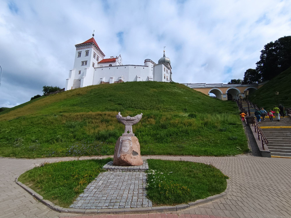 Запомните этот странный памятник!