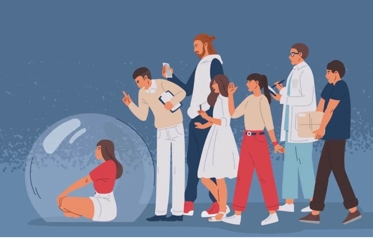 Ты не умеешь говорить «нет» и не отстаиваешь личные границы.

   Этому, к сожалению, не учат в школе. Наоборот, тебя учили, что отстаивать свои границы — это плохо. Вся система воспитания раньше строилась на чувстве вины, стыда и манипуляциях.

Детская установка: меня никто не защитит, нельзя отстаивать личные границы, нужно терпеть.
   
   Установки копятся в твоём подсознании и влияют на поведение во взрослой жизни. Раньше тебе внушали, что нужно быть хорошей девочкой, скромной и покладистой. Где-то нужно промолчать, где-то нужно потерпеть. 
  
   Ты думаешь: лучше я помолчу, лучше потерплю, буду выше этого и закрою на всё глаза. И так проходит 20-30 лет. А потом ты удивляешься, почему люди тобой манипулируют.

❓Как все исправить и отстоять личные границы❓

   Открой для себя волшебную силу трех букв Н-Е-Т! Всего лишь три простые буквы НЕТ подарят тебе необыкновенную свободу и счастье.
   Почему же так сложно сказать нет? Потому что ты боишься кого-то обидеть. Но важно понять, что нельзя быть хорошей для всех. Ты же не доллар, чтобы всем нравиться. Всё равно ты не сможешь всем угодить. Поэтому пора начать думать о себе и позаботиться о личных границах.
   Задай себе вопрос: Действительно ли этот отказ решает мою судьбу? И если ответ — нет, то смело отказывайся и не мучай себя угрызениями совести. Ничего страшного не произойдет.

💠Техника отстаивания личных границ — «Я вижу, я чувствую, я думаю»  💠

Эта техника подойдет для ближнего круга общения. То есть для тех людей, которых ты боишься потерять.   

   В первой части «Я вижу» ты описываешь происходящую ситуацию. Ты честно говоришь о том, что сейчас происходит, не переходя на личности. 
   Во второй части «Я чувствую» ты открываешь свои эмоции и чувства, чтобы показать человеку, что с тобой так нельзя. В этом шаге важно говорить Я-сообщениями (говорить только о себе и о своих чувствах).
   В третьей части «Я думаю» ты показываешь личные границы и устанавливаешь правила и последствия. Ты проговариваешь, что будет дальше, если человек хотя бы еще один раз попробует нарушить твою границу.   

   Техника работает только, если пройдены все три шага. Шаги нельзя путать местами. Работает всё именно в такой последовательности. В теории, конечно, все просто. Но чтобы овладеть этим инструментом в совершенстве, нужна постоянная практика. 

☝️Пришла пора поговорить о твоем окружении  

   ‼️Если ты не контролируешь свое окружение, то окружение контролирует тебя.
    Есть одна замечательная метафора: если взять банку с солеными огурцами и положить в нее один свежий огурчик на пару дней, то знаешь, что с ним будет? Правильно! Он тоже станет соленым! Потому что начнет впитывать рассол. 

   ‼️Меняй своё окружение  

   Ты сейчас, конечно, скажешь: «Ага, ты такая умная, выдаешь мне совет менять людей в окружении. А как это сделать?»

   Окружение найти легко. В мире огромное количество позитивных людей. И если ты их сейчас не видишь, то это не значит, что их не существует
   
   Например, ты хочешь окружить себя людьми, которые постоянно развиваются и работают над собой. Их можно найти на тренингах, семинарах, конференциях, мастер-классах. Пройди тренинг, познакомься с 3-5 успешными людьми. Вот тебе и окружение!
   Даже если у тебя нет денег на тренинг — зайди в социальные сети. Сейчас существуют тысячи сообществ, групп, сайтов, форумов. Выбери сообщества, которые тебе нравятся, подпишись на блоги успешных людей. Начни участвовать в обсуждениях. Пиши комментарии. Так ты познакомишься с людьми, и вы начнете общаться. Так завяжется дружба.  

   💫Всё дело в мотивации. Пойми, с кем ты хочешь общаться, и тогда все пути откроются. Ты поймешь, где искать, и найдешь позитивных людей.💫

   🌟Если ты чувствуешь, что пришло время менять свою жизнь, если ты готова научиться выстраивать личные границы — я приглашаю тебя на мою онлайн-консультацию. Первая консультация бесплатная. Информация обо мне в закреплённых сообщении в https://t.me/vkuslegko🌟
