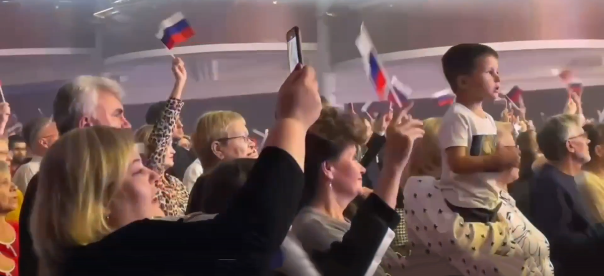 ЗРИТЕЛИ ПРИВЕТСТВУЮТ ЯРОСЛАВА , ТЮМЕНЬ.