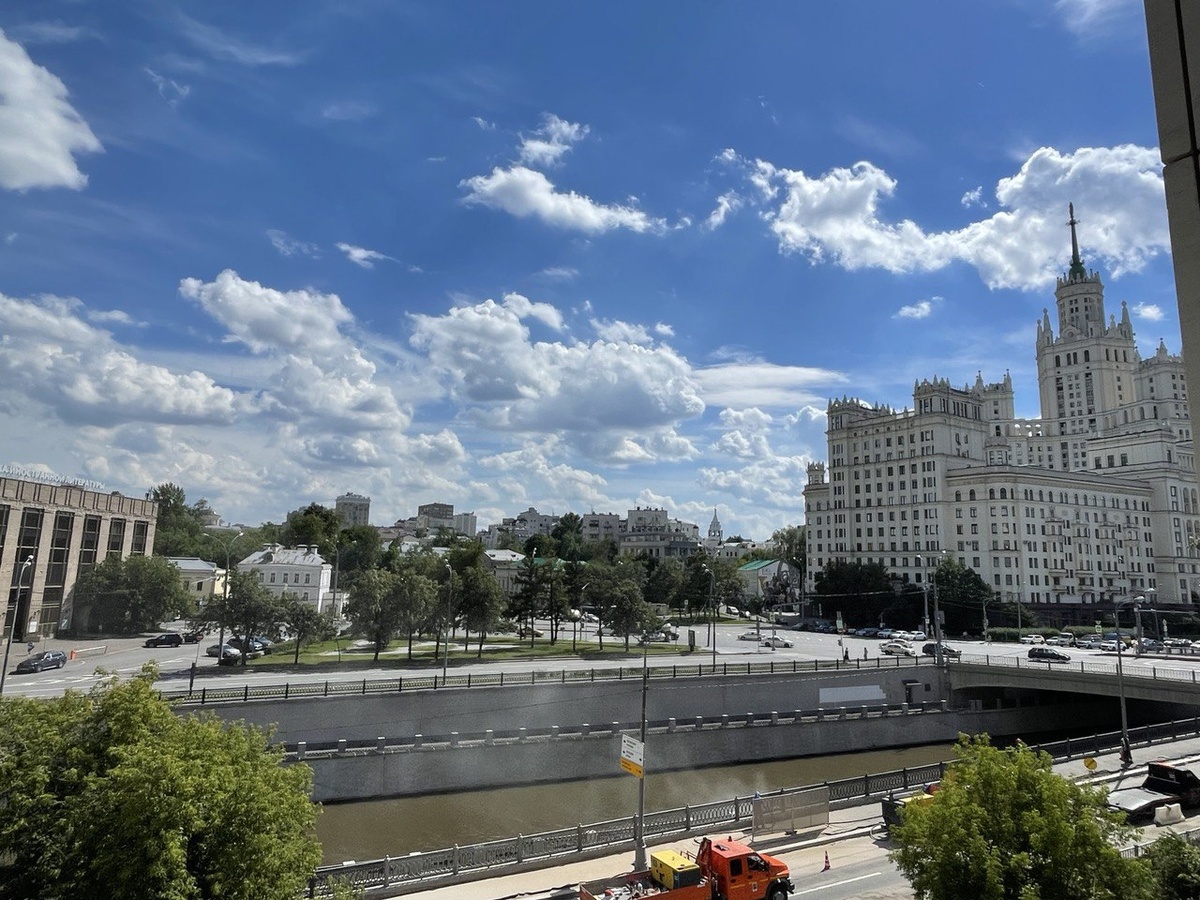 Фото автора канала, вид из окна квартиры на Яузу