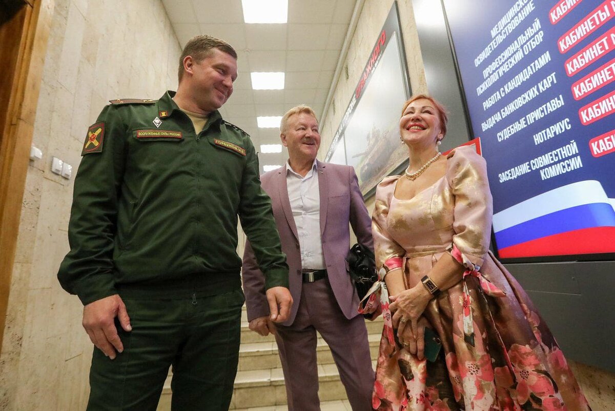    Заслуженные артисты России Валентина Воронина и Геннадий Шишлин посетили Единый пункт отбора на военную службу по контракту на ул. Яблочкова. Артур Новосильцев / Агентство "Москва"