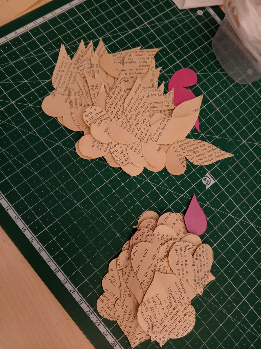 На фото розовые - это лекала (шаблоны)