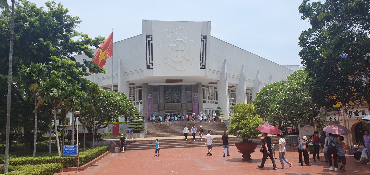 Музей Хо Ши Мина. Музей Хо Ши Мина тоже выстроен так, чтобы напоминать лотос (хотя и иным образом), и его тоже строил Г. Исакович. Правда, за музей принялись позднее: только в 1985 г. Музей был открыт в 1990 г., к столетию президента и в год признания Хо Ши Мина ЮНЕСКО героем и спасителем страны.  