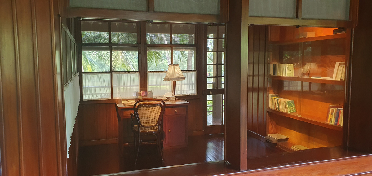 Дом на сваях - деревянное строение с балконом и террасой, выстроенное в 1958 г. Дом стоит в окружении сада с цветами, декоративными кустарниками и фруктовыми деревьями. Причём последние — это подарки жителей разных частей страны. Интерьер Дома на сваях, именно здесь Хошимин проводил большую часть времени.