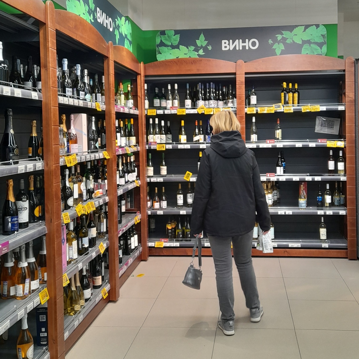 Пустые полки перед закрытием супермаркета