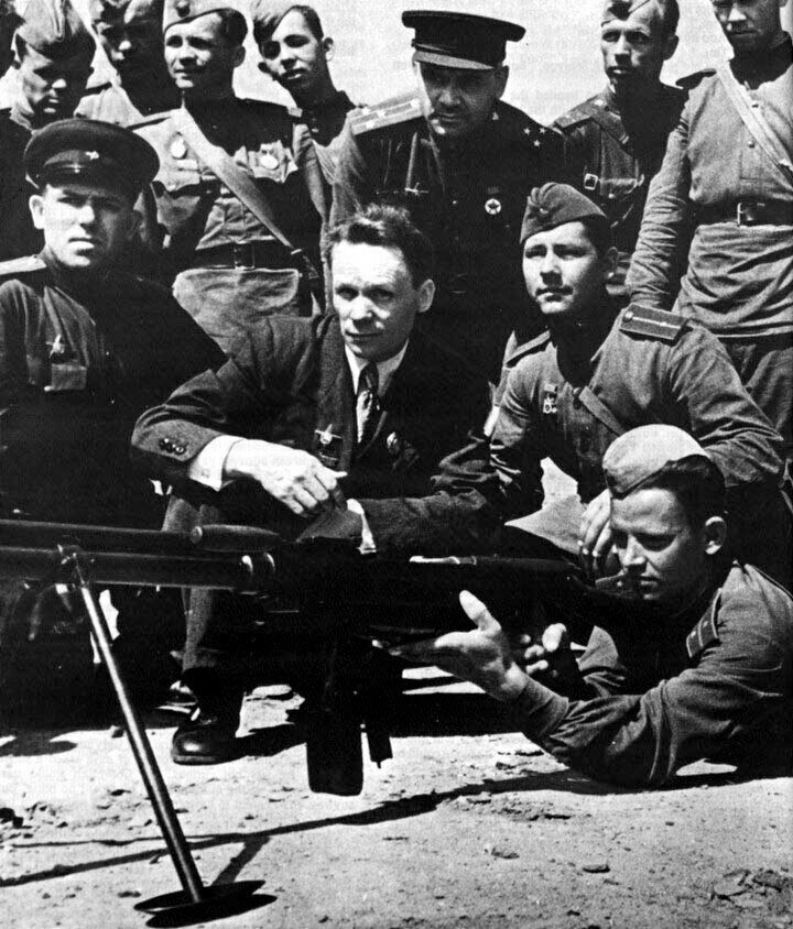 Сергей Симонов вместе с красноармейцами и противотанковым ружьем собственной разработки