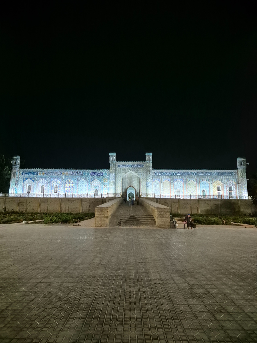 Ночная панорама дворца Худояр-хана в Коканде | Личное фото