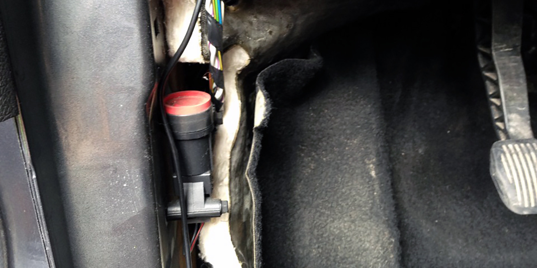 Зачем на многих автомобилях есть "секретная" кнопка под обшивкой салона, и почему о ней важно знать