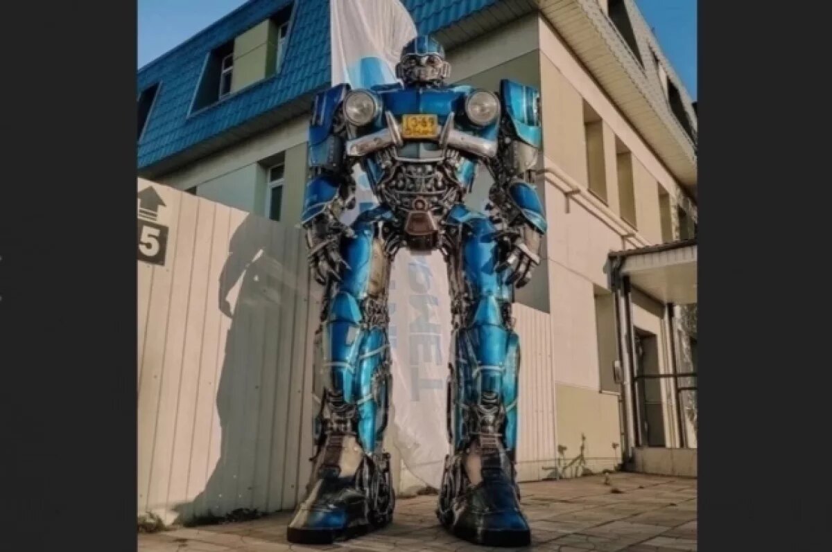    Оренбуржец сделал трехметрового робота-трансформера для Северодвинска