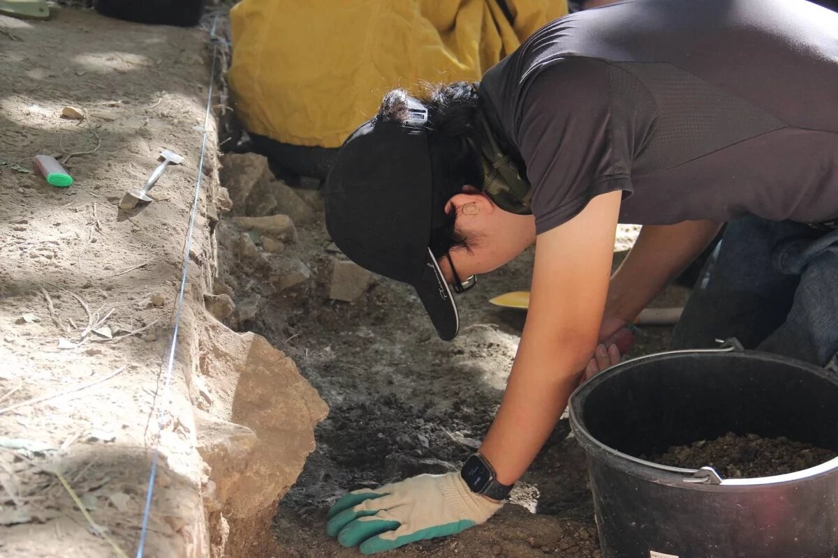    В Сочи в гроте Ахцу ведутся раскопки пещерной стоянки каменного века