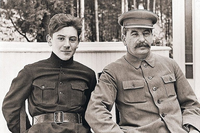 Сталин с сыном Василием. ФОТО: Соцсети