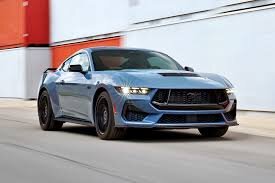 В Детройте состоялась мировая премьера абсолютно нового семейства Ford Mustang. Двухдверки дебютировали в форм-факторах фастбэка и кабриолета, сохранили канонический задний привод, негибридные бензиновые двигатели и опциональную «механику». Без сюрпризов не обошлось: «голубой овал» предложил эффектный кокпит в стиле истребителя, добавил «Мустангу» электронный ручник для дрифта и дистанционное управление педалью акселератора!