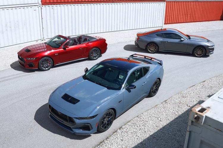 Экстерьер «седьмого» Ford Mustang таков, что новую модель впору считать глубоким рестайлингом предшественника. Характерный силуэт, идентичное остекление, фирменные трёхсекционные фонари: спорткар выглядит так, будто главной задачей дизайнеров было сохранить узнаваемость. Спутать Mustang образца 2024 года с моделью десятилетней давности не дадут фары: матричная светодиодная оптика с пунктирной линией дневных ходовых огней и тремя световыми пучками добавляет двухдверкам агрессии.