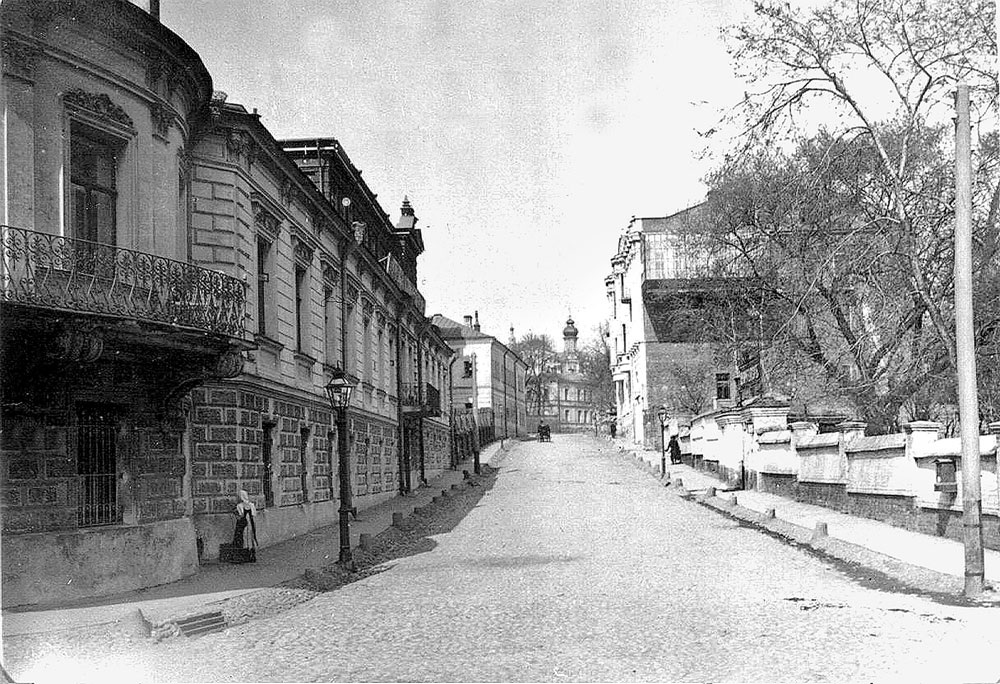 Из собрания Готье-Дюфайе. Дом - слева. Виден купол церкви Успения Богородицы на Покровке, взорванной в 1934 году. Теперь этот дом грубо и варварски "реставрируют". Боюсь, что "пропал Калабуховский дом!". Со стороны двора сделали какой-то страшный навес. Балкон сняли и унесли на реставрацию уже года 4 назад. Вернут ли на место?..