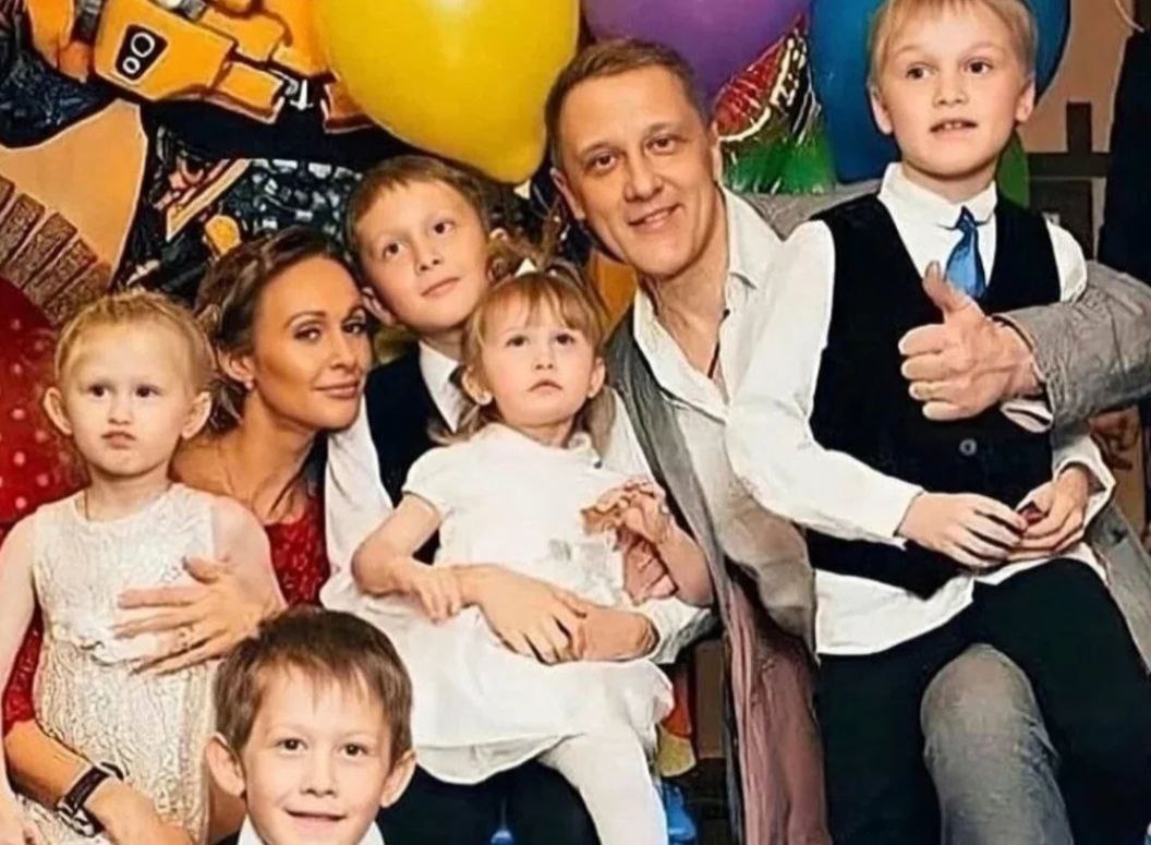 на фото Сергей Горобченко со своей семьей
