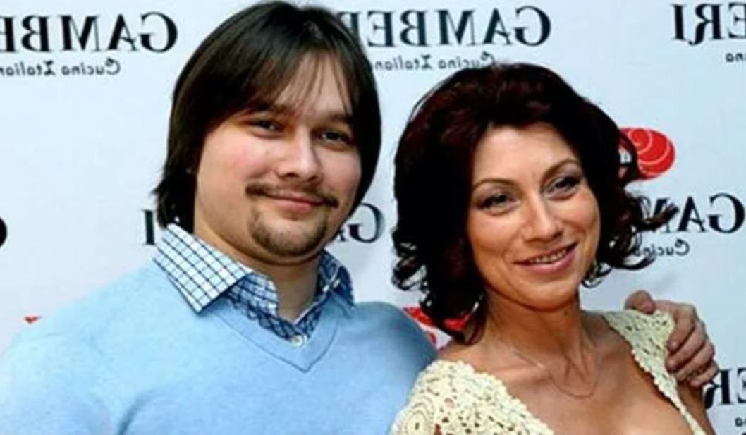 на фото Роза Сябитова и сын Денис