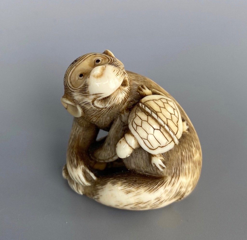 Нэцкэ «Обезьяна и черепаха». Слоновая кость, рог, резьба, тонировка, инкрустация, Киото. Вторая половина XVIII века.